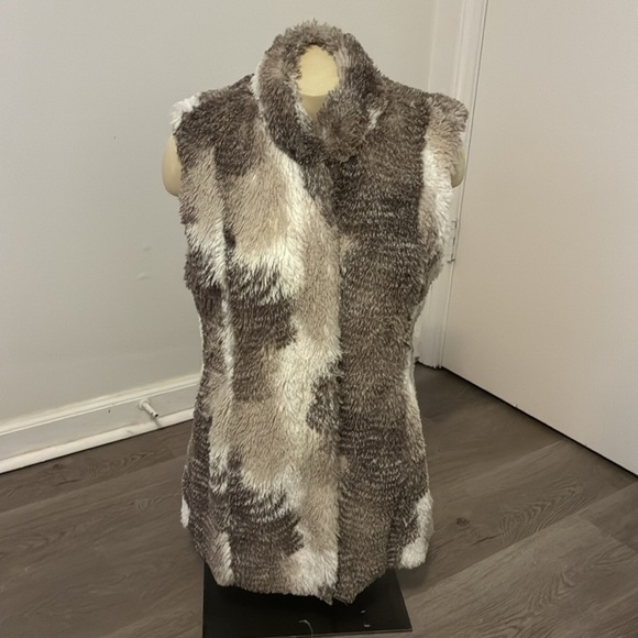 Cabi Aspen Faux Fur Vest Cabincore Size S - Picture 3 of 7
